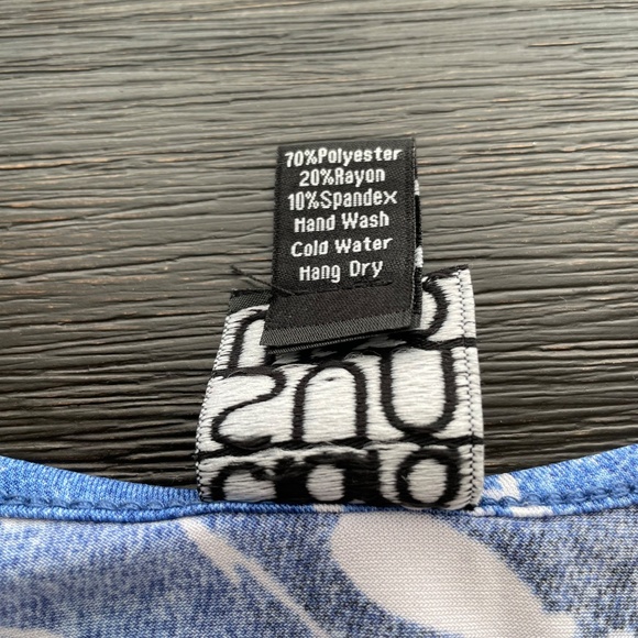 CLARA SUNWOO Women’s Size Large V-neck Blue Large Format Florals Tunic Top - Picture 4 of 5